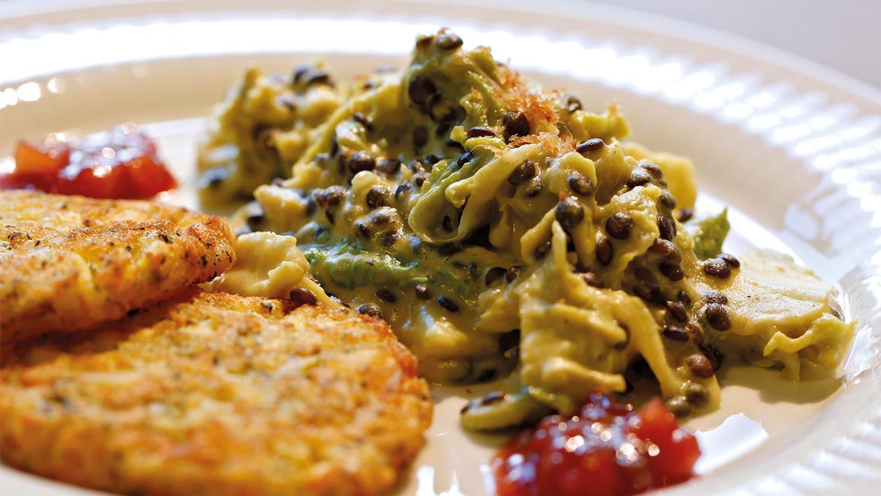 Kartoffelrösti mit Rahmwirsing und schwarzen Linsen Kartoffelrösti mit Rahmwirsing und schwarzen Linsen