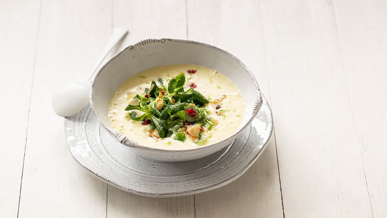 Kartoffelsuppe mit Feldsalat und Mandeln Kartoffelsuppe mit Feldsalat und Mandeln