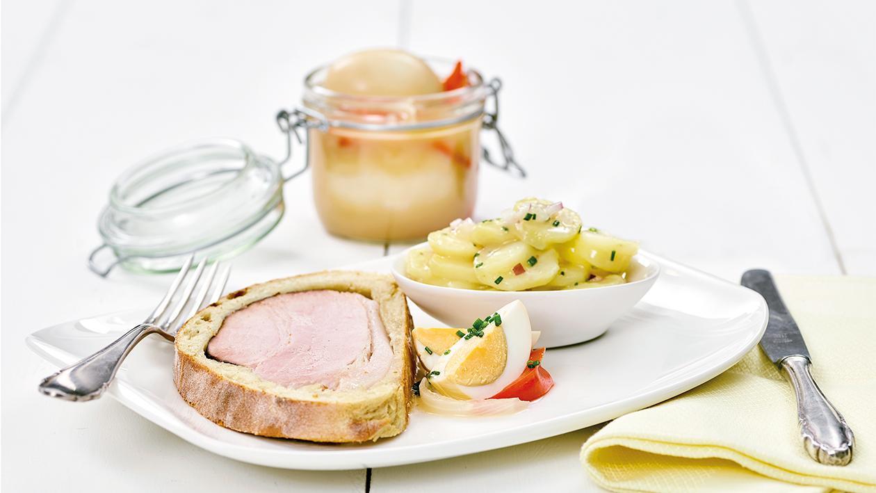 Kasseler im Brotteig mit eingelegten Eiern und Kartoffelsalat Kasseler im Brotteig mit eingelegten Eiern und Kartoffelsalat