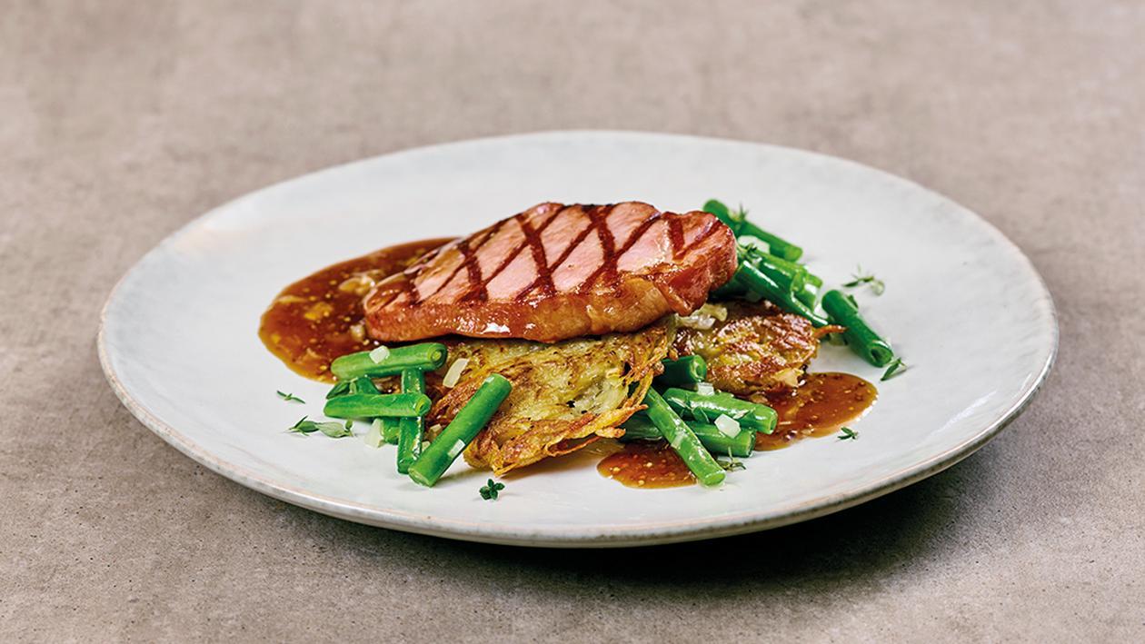 Kasslersteak mit Zwiebel-Senfsauce, Grünen Bohnen und Reibekuchen Kasslersteak mit Zwiebel-Senfsauce, Grünen Bohnen und Reibekuchen