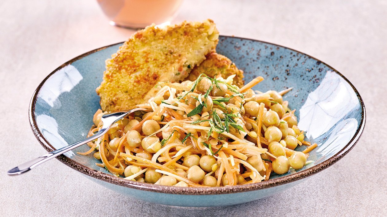 Kichererbsen-Möhrensalat mit Gemüseschnitzel Kichererbsen-Möhrensalat mit Gemüseschnitzel