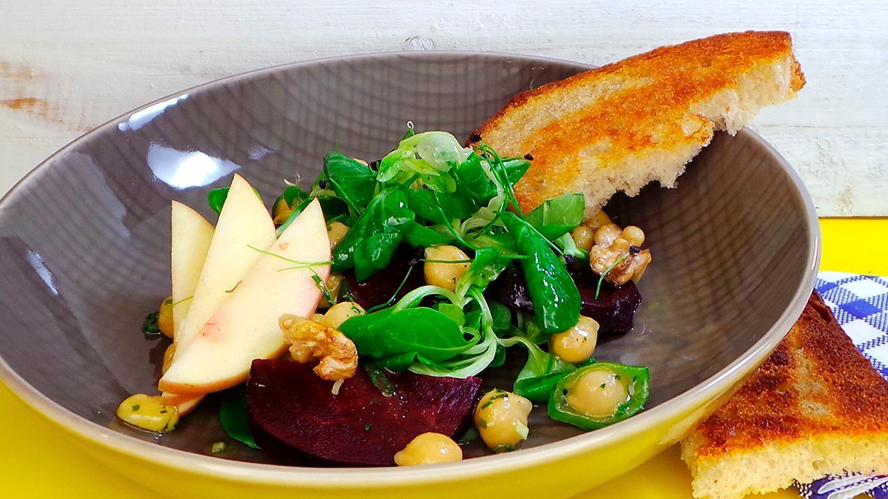 Kichererbsen und Rote Beete-Salat mit Kartoffelbrot Kichererbsen und Rote Beete-Salat mit Kartoffelbrot