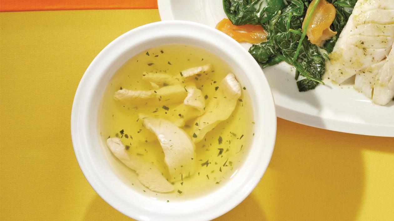 Klare Hühnerbouillon mit pochierten Hähnchenbruststreifen Klare Hühnerbouillon mit pochierten Hähnchenbruststreifen