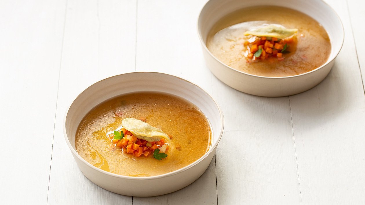 Klare Ochsenschwanzsuppe mit Ravioli Klare Ochsenschwanzsuppe mit Ravioli