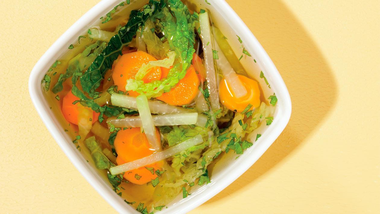 Klare Wirsingsuppe mit Kohlrabi und Karotten Klare Wirsingsuppe mit Kohlrabi und Karotten
