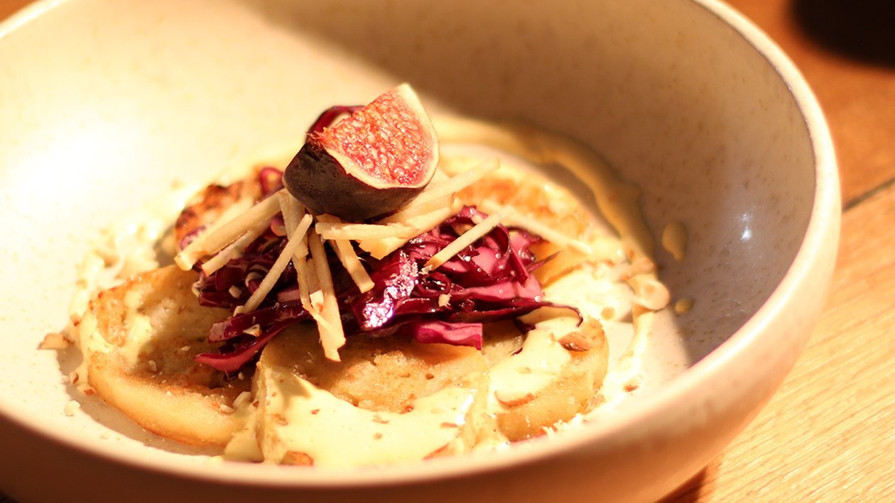 Knödel Carpaccio, Rotkraut, Apfel, Gran Manier- Hollandaise Knödel Carpaccio, Rotkraut, Apfel, Gran Manier- Hollandaise