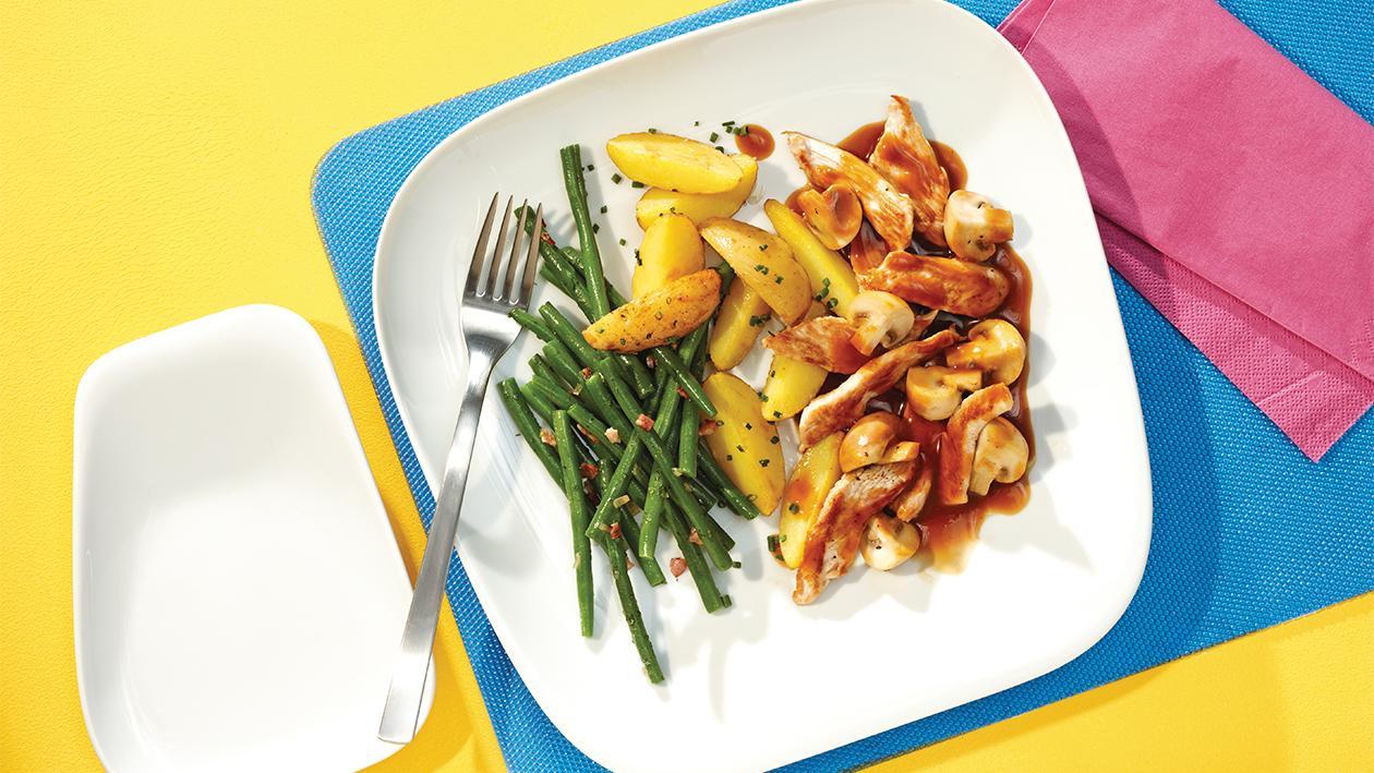 Knusprig gebratene Putenstreifen mit Pilzen, Bohnengemüse und Kartoffelspalten Knusprig gebratene Putenstreifen mit Pilzen, Bohnengemüse und Kartoffelspalten