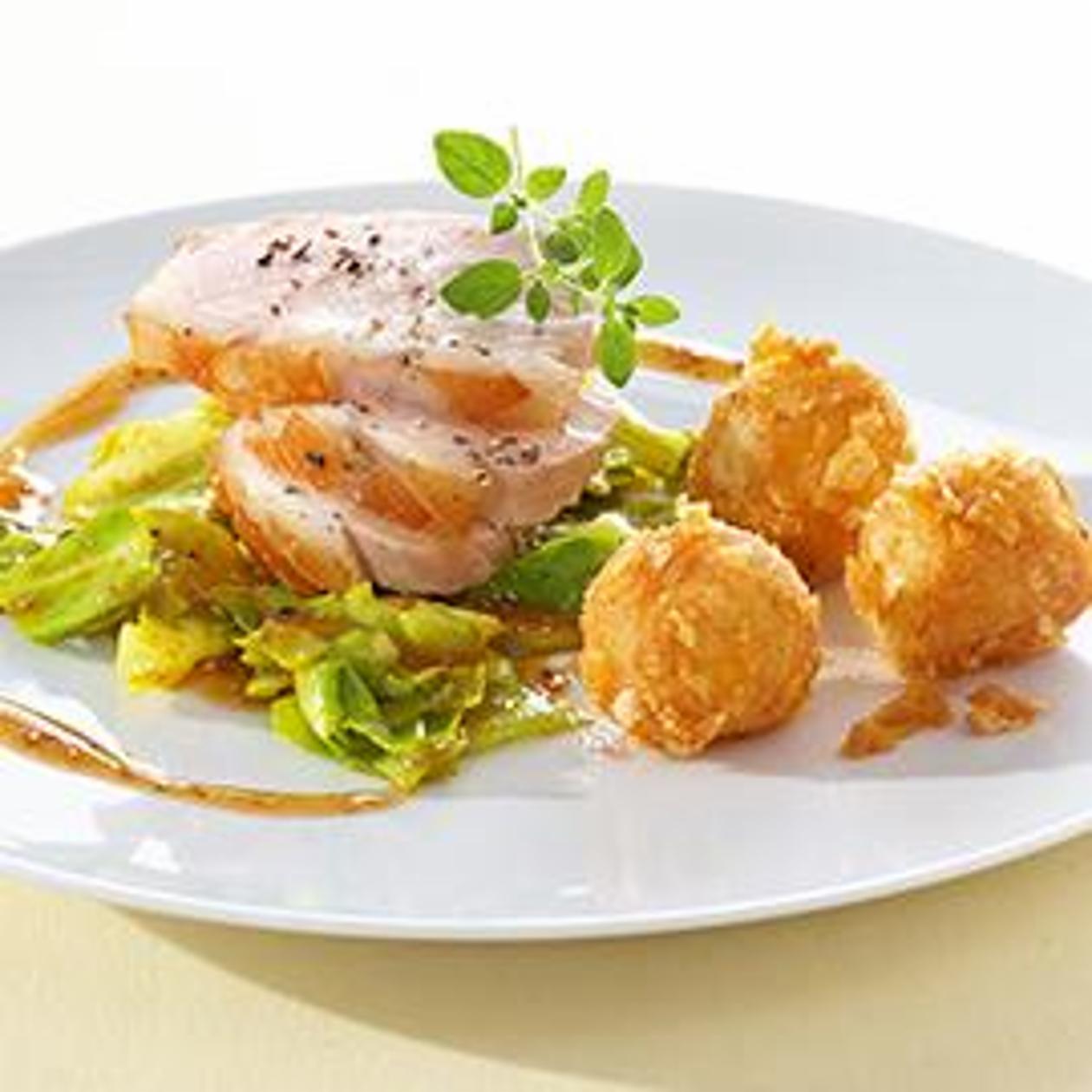 Knuspriger Jungschweinrücken mit einer Senf-Bier-Sauce auf Curry-Spitzkohl und Mini-Knödel im Mantel Knuspriger Jungschweinrücken mit einer Senf-Bier-Sauce auf Curry-Spitzkohl und Mini-Knödel im Mantel