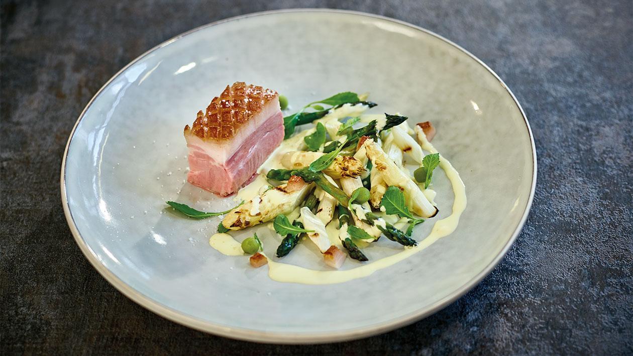 Knuspriger Schweinebauch auf Spargelragout Knuspriger Schweinebauch auf Spargelragout