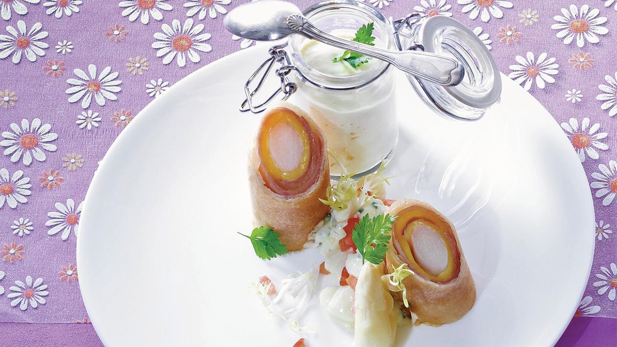 Knuspriger Spargel mit Ei, Spargelsalat und Spargelcreme Knuspriger Spargel mit Ei, Spargelsalat und Spargelcreme
