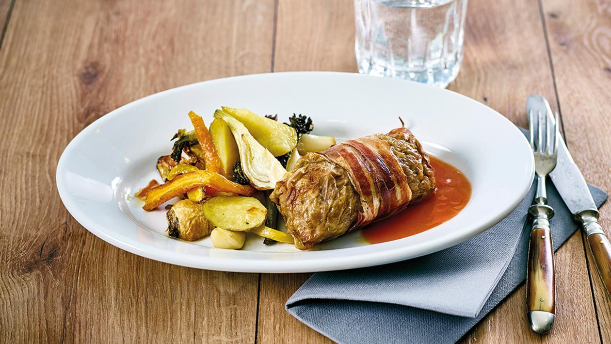 Kohlroulade auf Rübengemüse mit Tomatenjus Kohlroulade auf Rübengemüse mit Tomatenjus