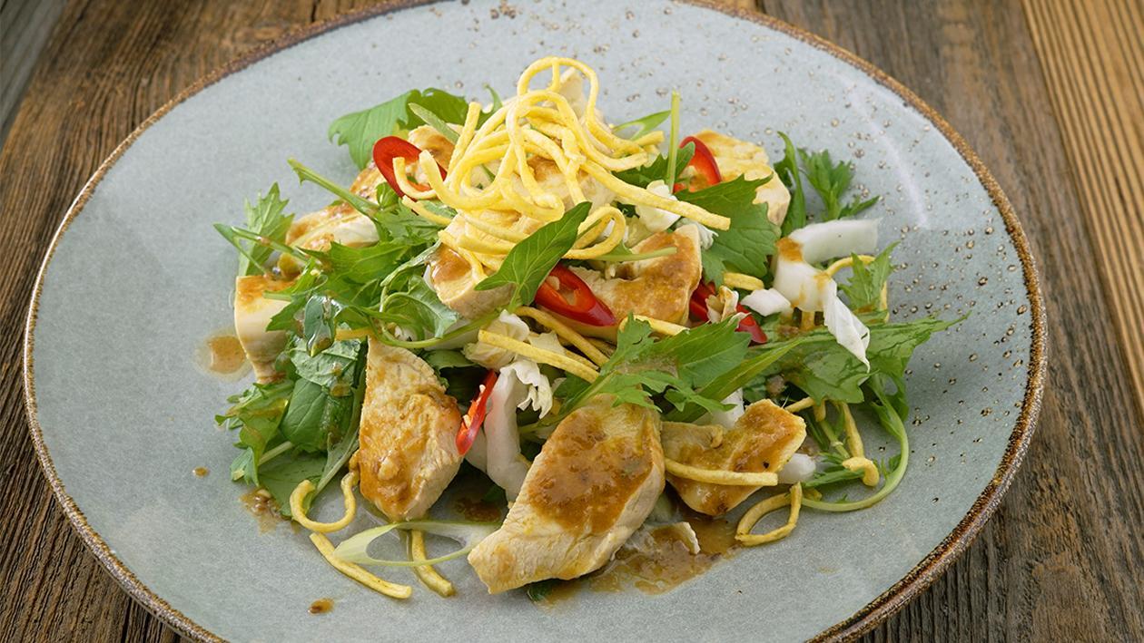 Kokos Hähnchensalat mit frischen Kräutern Kokos Hähnchensalat mit frischen Kräutern