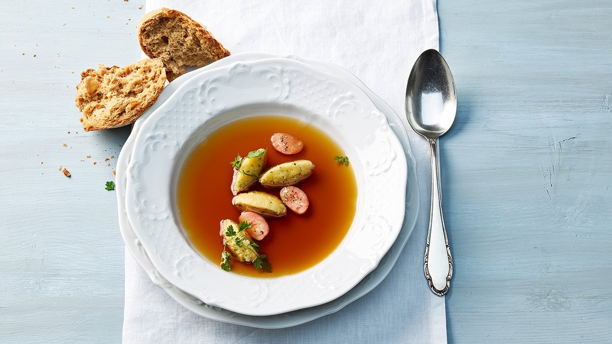 Kraftbrühe mit Grießklößchen und Markklößchen Kraftbrühe mit Grießklößchen und Markklößchen