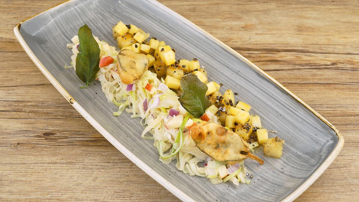 Krautsalat mit gebackenem Ziegenkäse und Salbei Krautsalat mit gebackenem Ziegenkäse und Salbei