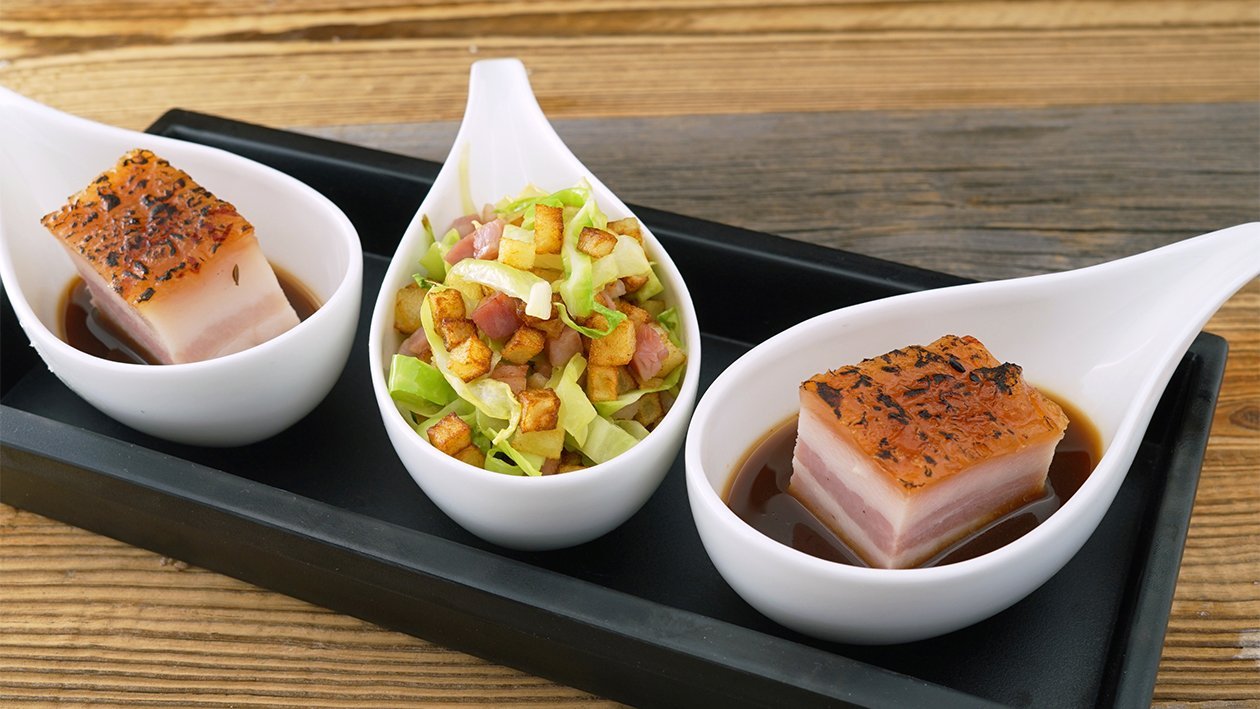 Krosser Schweinebauch mit Portweinsoße und Speck-Kartoffel-Kohl Krosser Schweinebauch mit Portweinsoße und Speck-Kartoffel-Kohl