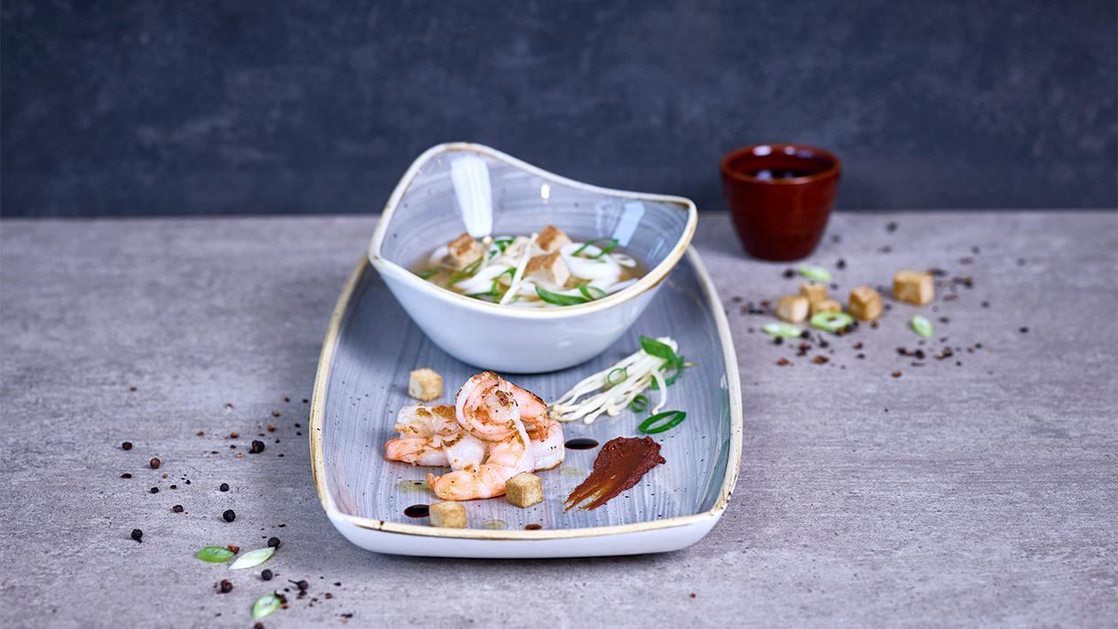 Krustentier-Miso Suppe mit Udon und Enoki Pilzen Krustentier-Miso Suppe mit Udon und Enoki Pilzen