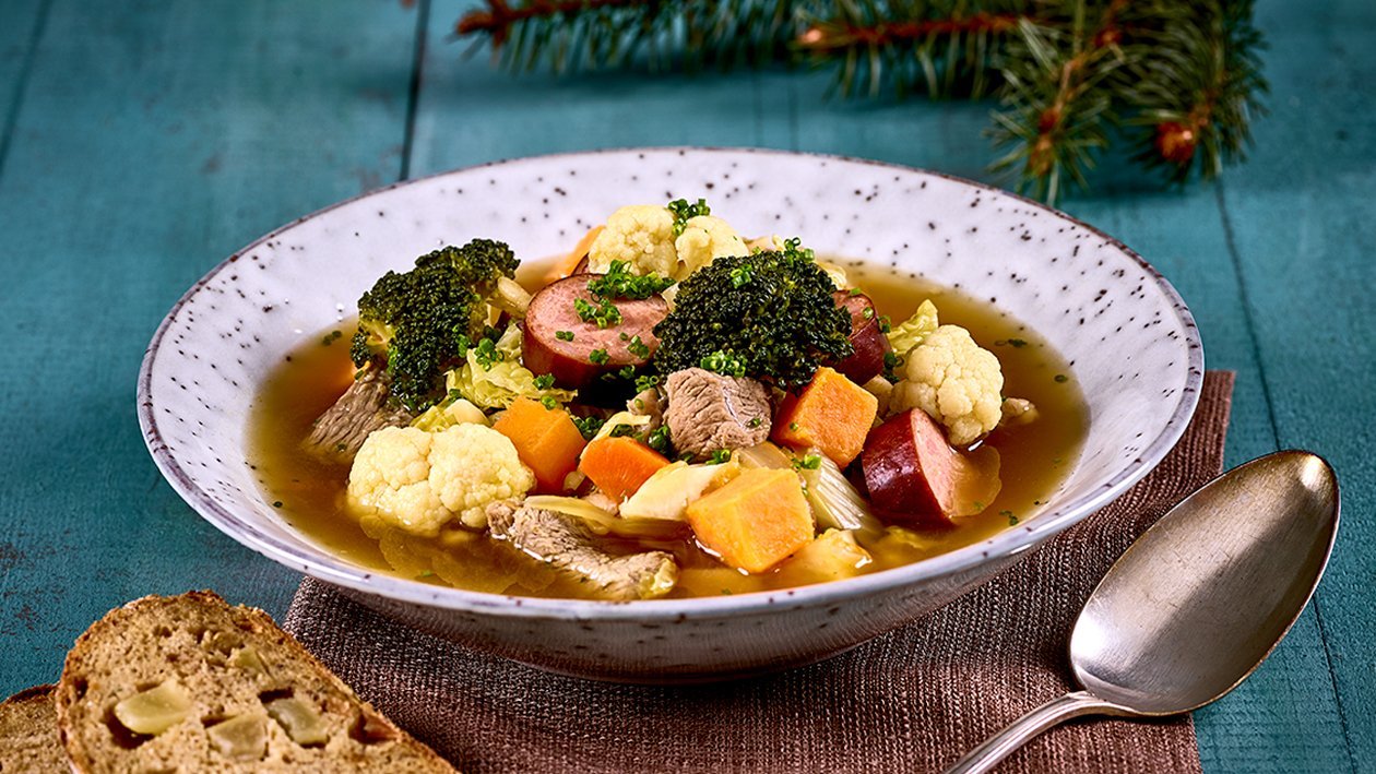 Kürbis-Süßkartoffel-Eintopf mit Hauswurst und Wildschwein Kürbis-Süßkartoffel-Eintopf mit Hauswurst und Wildschwein