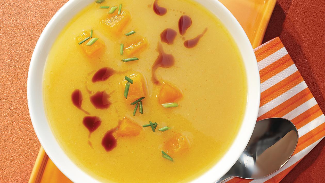 Kürbissuppe mit eingelegten Kürbisstückchen Kürbissuppe mit eingelegten Kürbisstückchen