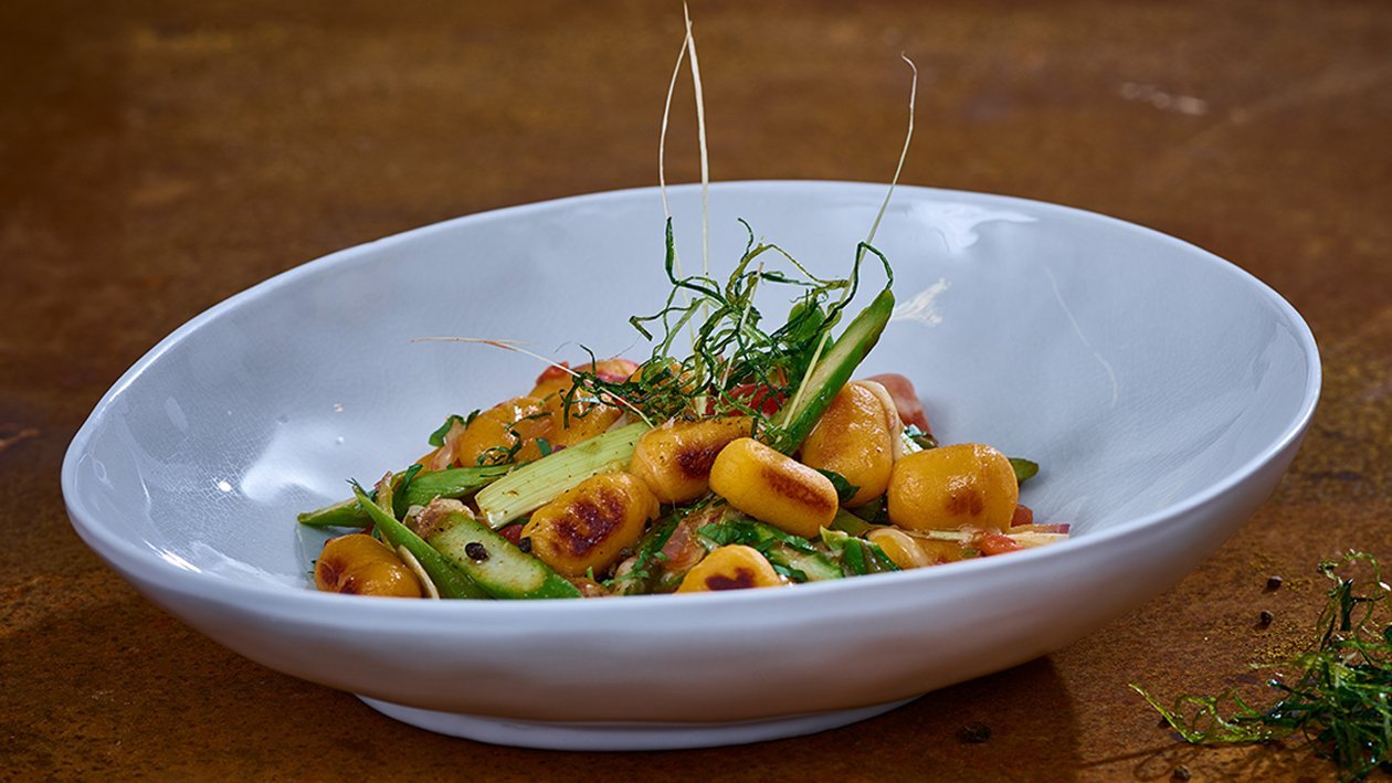 Kumara Gnocchi mit grünem Spargel, Tomaten und Avocado Salsa Kumara Gnocchi mit grünem Spargel, Tomaten und Avocado Salsa