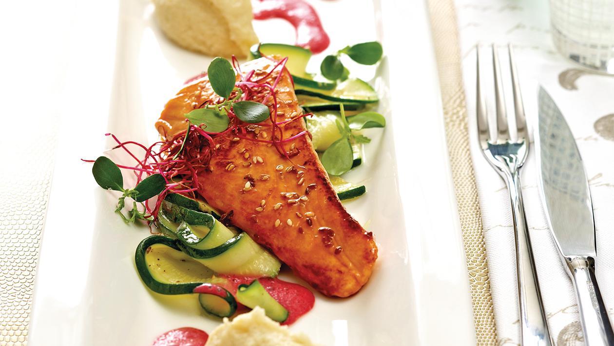 Lachs im Mango-Sesam-Lack auf Zucchini-Gemüse, Kartoffel-Sellerie-Püree an Rote-Beete-Schaum getoppt mit Tahoon-Kresse und Rote-Beete-Sprossen Lachs im Mango-Sesam-Lack auf Zucchini-Gemüse, Kartoffel-Sellerie-Püree an Rote-Beete-Schaum getoppt mit Tahoon-Kresse und Rote-Beete-Sprossen