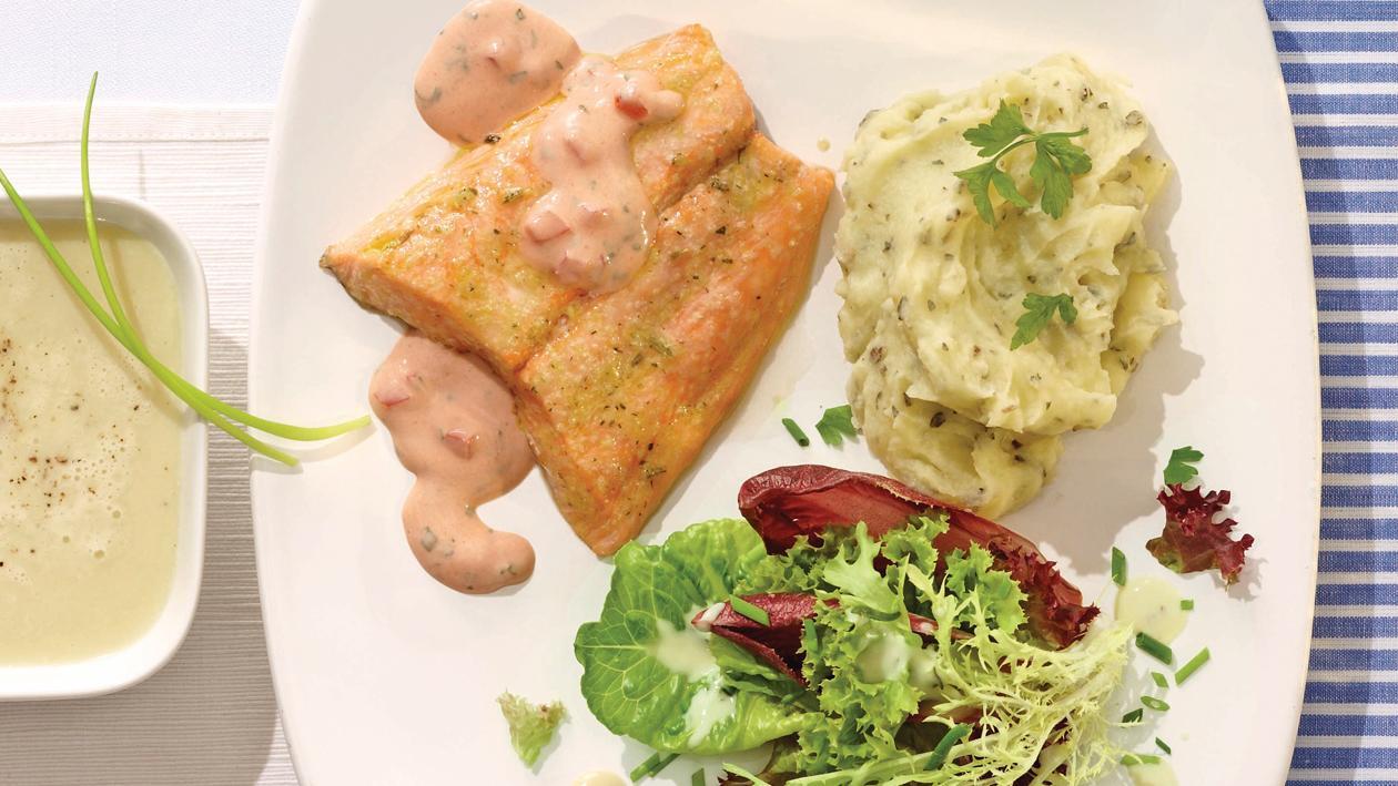 Lachsfilet an Tomaten-Buttersauce, Kräuterpüree und winterlicher Salat mit French-Dressing Lachsfilet an Tomaten-Buttersauce, Kräuterpüree und winterlicher Salat mit French-Dressing