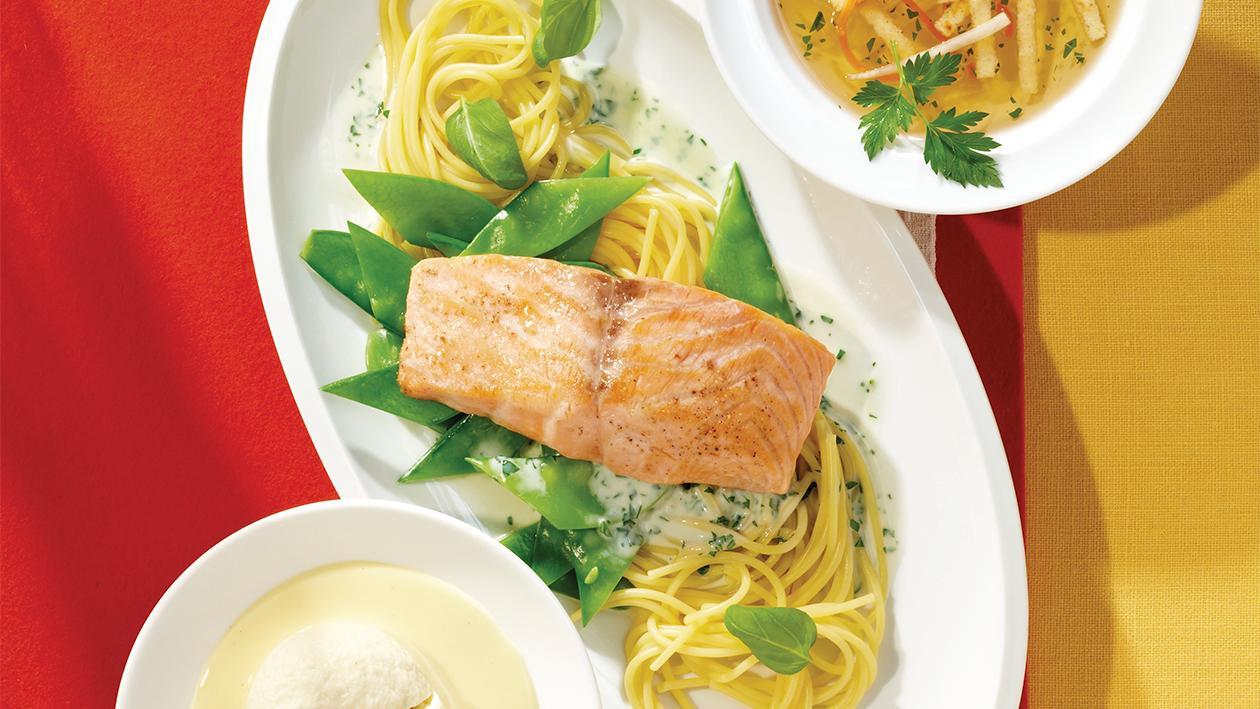 Lachsfilet auf Spaghetti, Zuckerschoten und Basilikumsauce Lachsfilet auf Spaghetti, Zuckerschoten und Basilikumsauce