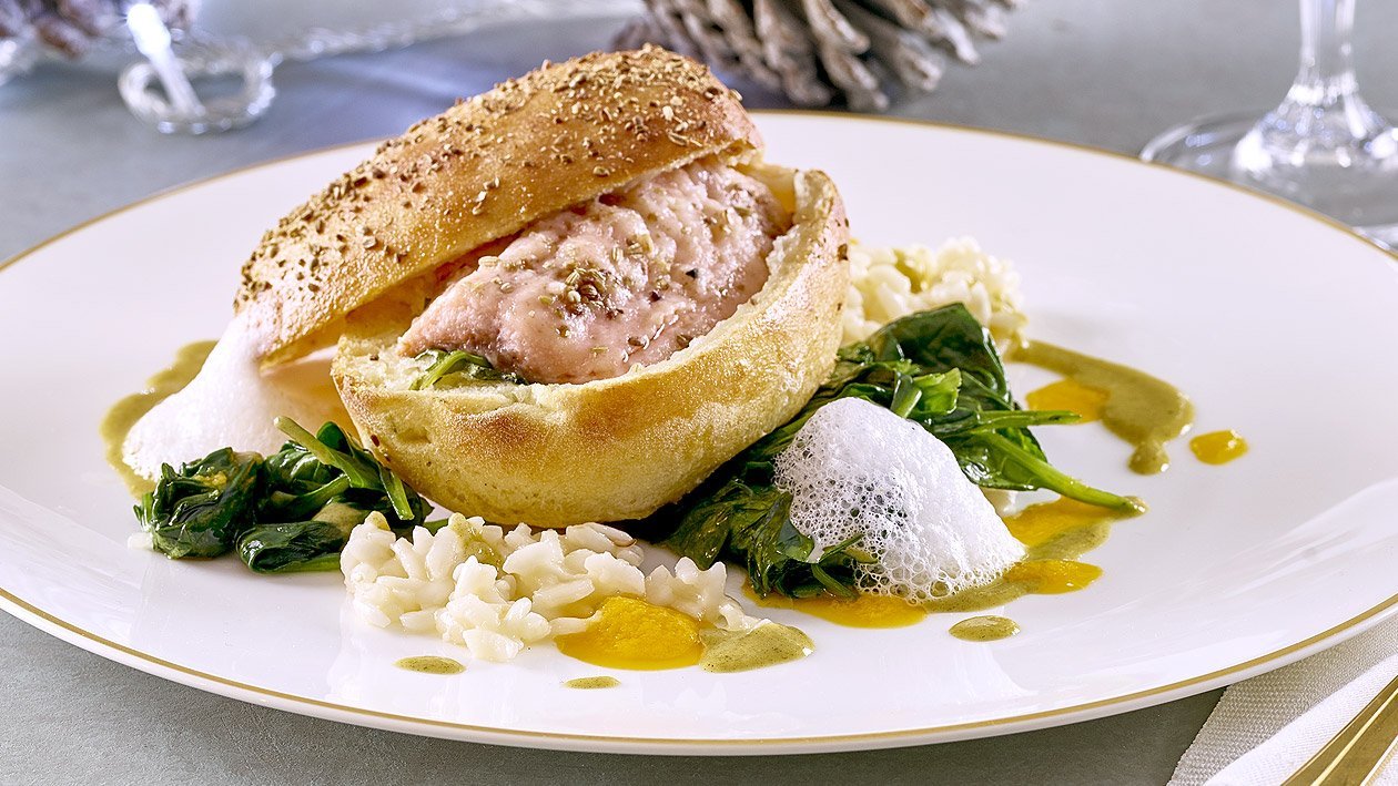 Lachsforelle in der Brotkruste mit Gewürzbutter auf Blattspinat mit Risotto Lachsforelle in der Brotkruste mit Gewürzbutter auf Blattspinat mit Risotto