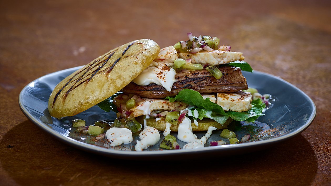 Lamm Burger mit Halloumi und Kiwisalsa Lamm Burger mit Halloumi und Kiwisalsa