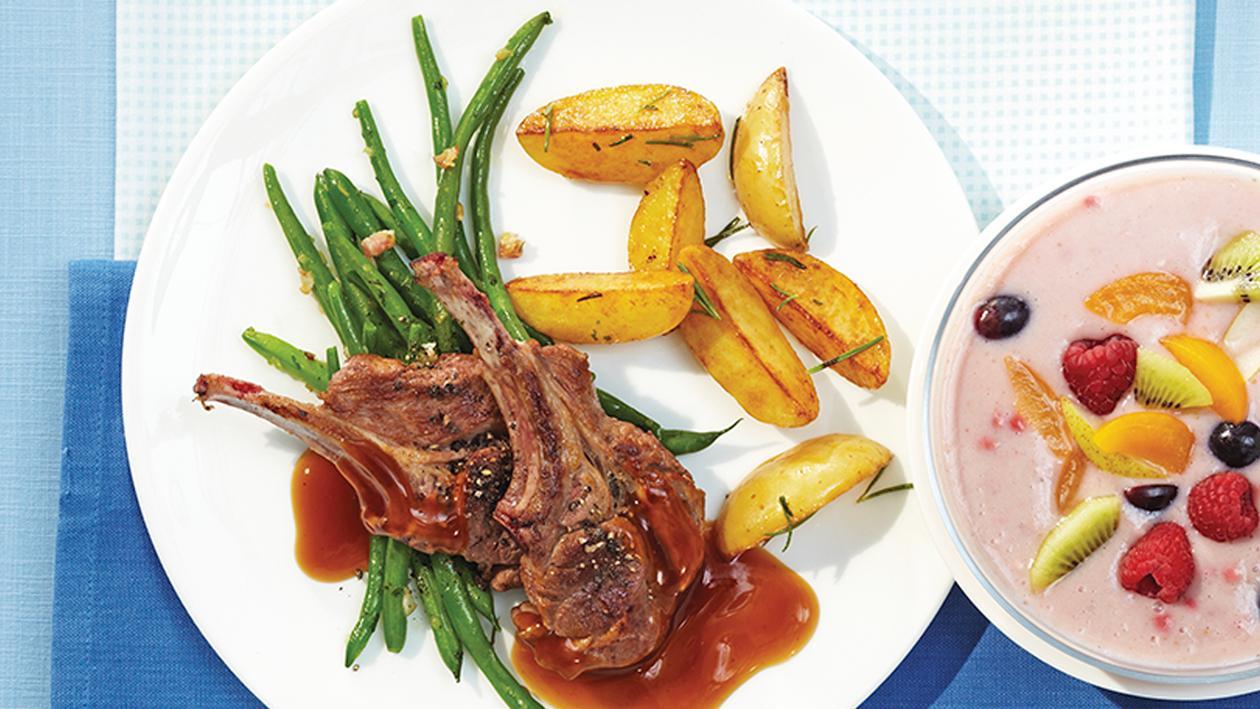 Lammkotelett an Lammjus mit großen Bohnen und Rosmarinkartoffeln Lammkotelett an Lammjus mit großen Bohnen und Rosmarinkartoffeln