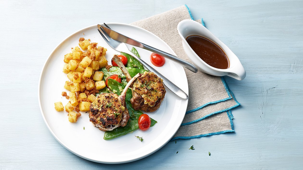 Lammkoteletts mit Knoblauch-Kräuter-Kruste, Zuckerschoten und Sandkartoffeln Lammkoteletts mit Knoblauch-Kräuter-Kruste, Zuckerschoten und Sandkartoffeln