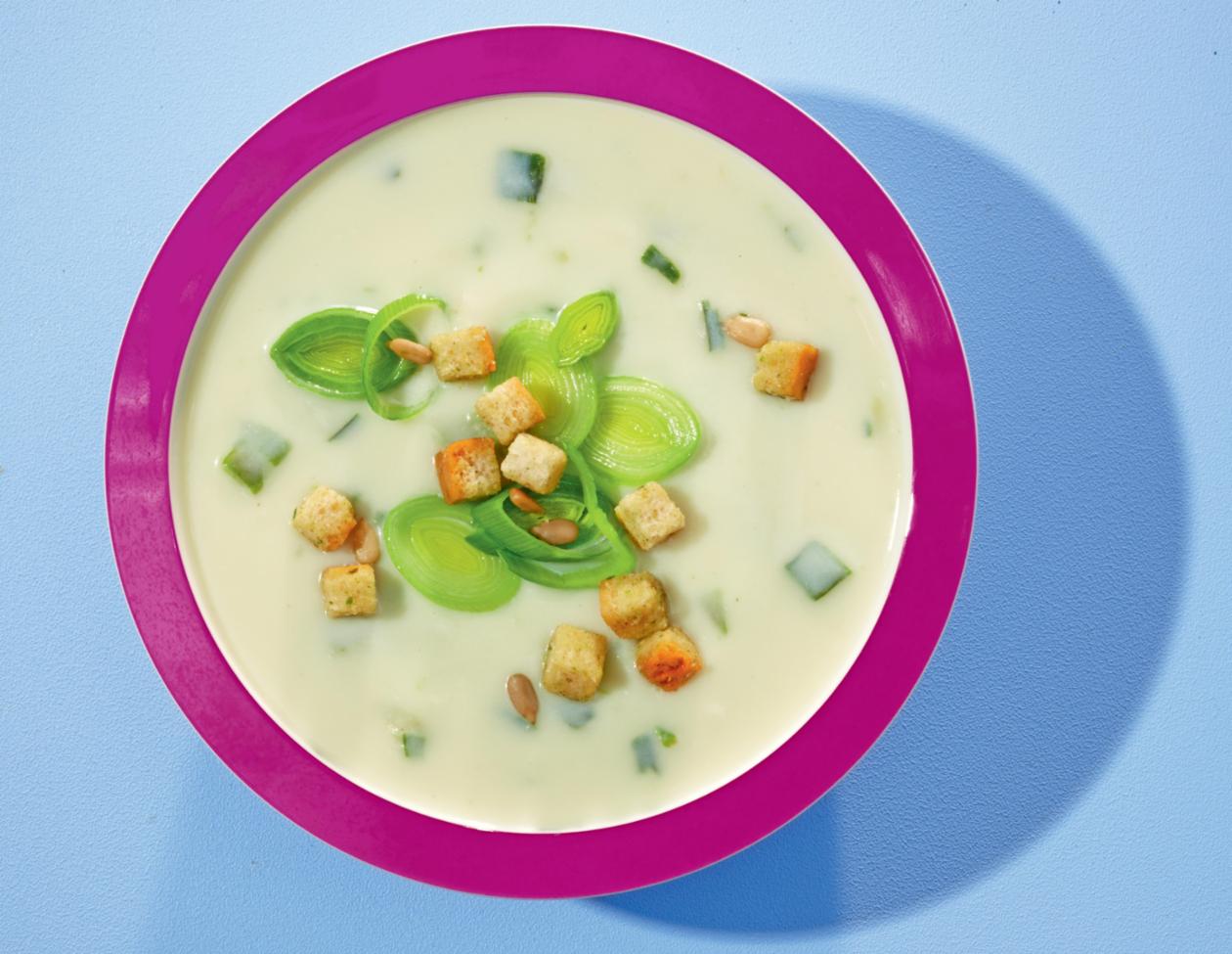 Lauchcremesuppe mit Knackwürfeln Lauchcremesuppe mit Knackwürfeln