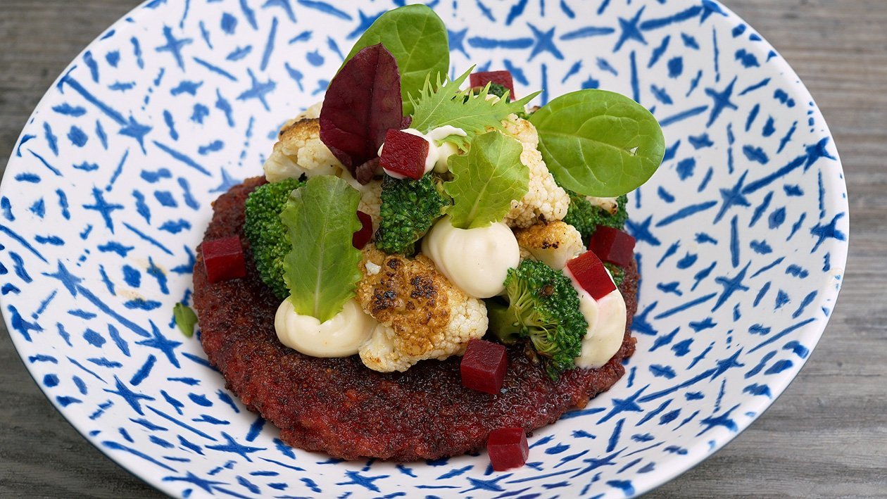Lauwarmer Blütenkohl-Brokkoli-Salat mit rote Beete Laibchen und Kichererbsencreme Lauwarmer Blütenkohl-Brokkoli-Salat mit rote Beete Laibchen und Kichererbsencreme