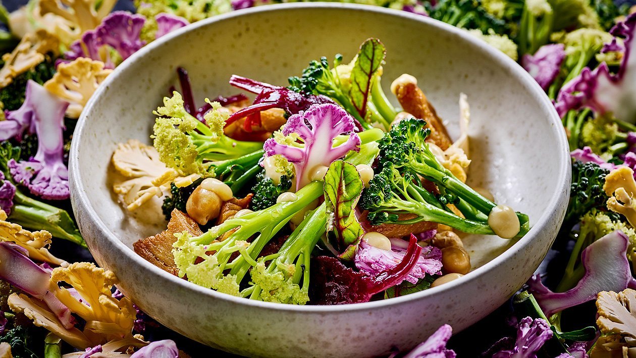Lauwarmer Blütenkohl-Brokkoli-Salat mit roter Beete und Kichererbsencreme Lauwarmer Blütenkohl-Brokkoli-Salat mit roter Beete und Kichererbsencreme