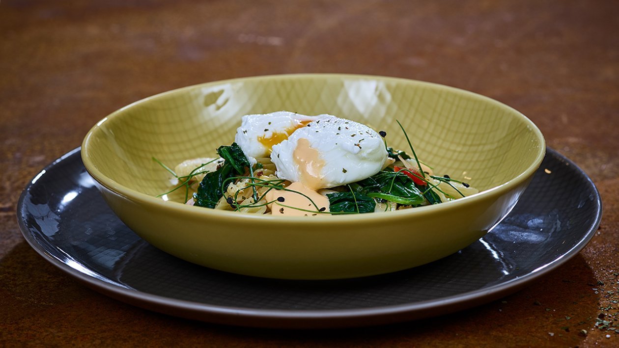 Lauwarmer Nudelsalat mit Babyspinat und pochiertem Ei Lauwarmer Nudelsalat mit Babyspinat und pochiertem Ei