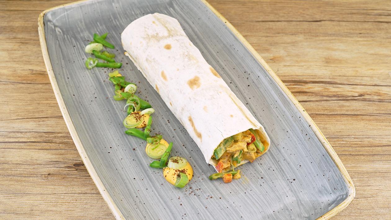 Lavash, pikant gefüllt mit Rindfleisch, Papirka, Zuckershoten, und Frühlingszwiebeln Lavash, pikant gefüllt mit Rindfleisch, Papirka, Zuckershoten, und Frühlingszwiebeln