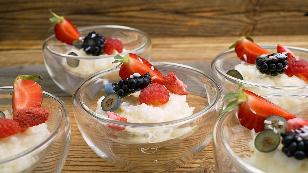 Limonen Kokosmilchreis mit frischen Beeren der Saison Limonen Kokosmilchreis mit frischen Beeren der Saison