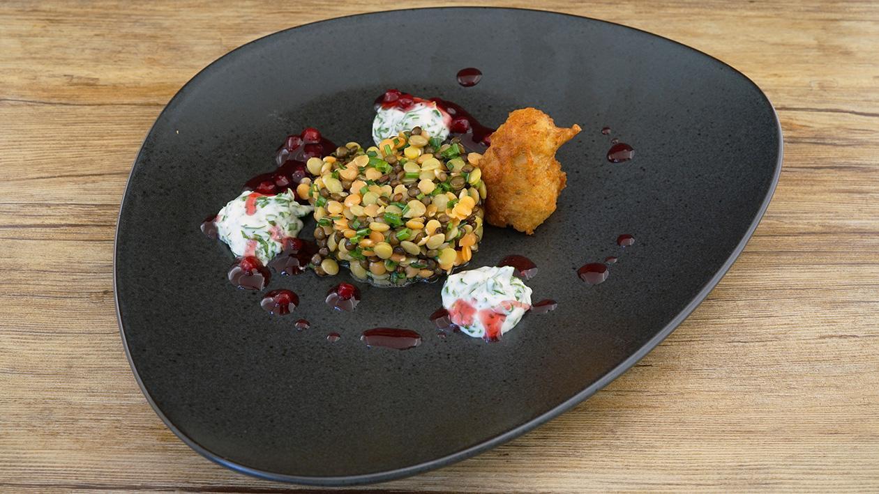 Linsen-Krapfen auf Linsensalat mit Rucola-Dipp und Preiselbeeren Linsen-Krapfen auf Linsensalat mit Rucola-Dipp und Preiselbeeren