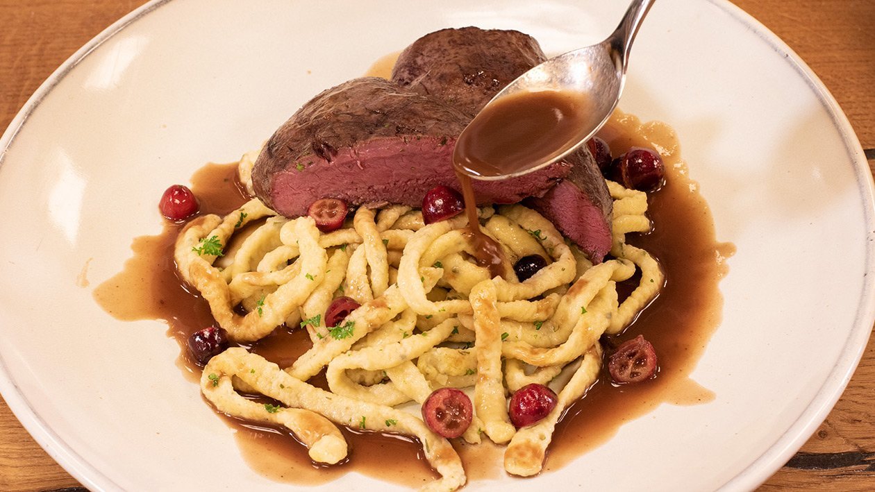 Maibock mit Cranberrysoße und Gartenkräuter-Spätzle Maibock mit Cranberrysoße und Gartenkräuter-Spätzle