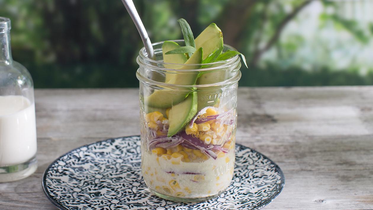 Mais-Salat mit Avocado und roten Zwiebel Mais-Salat mit Avocado und roten Zwiebel