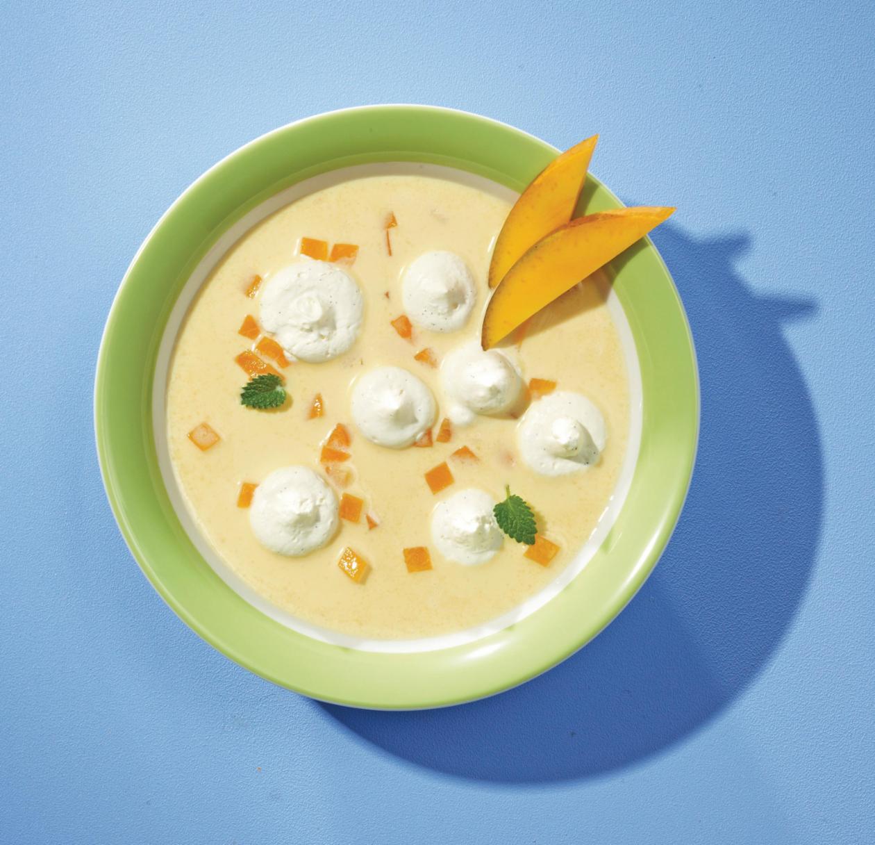 Mango-Aprikosen-Kaltschale mit Haube Mango-Aprikosen-Kaltschale mit Haube