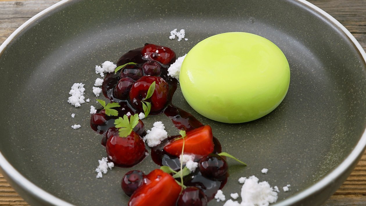 Matcha-Tee Panna-Cotta mit Mango Beeren Matcha-Tee Panna-Cotta mit Mango Beeren