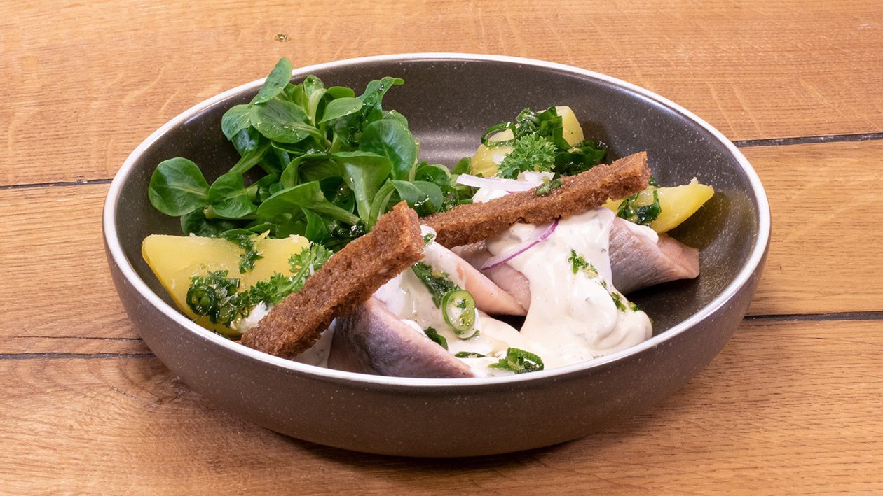 Matjes mit Feldsalat und Röstbrotstreifen Matjes mit Feldsalat und Röstbrotstreifen