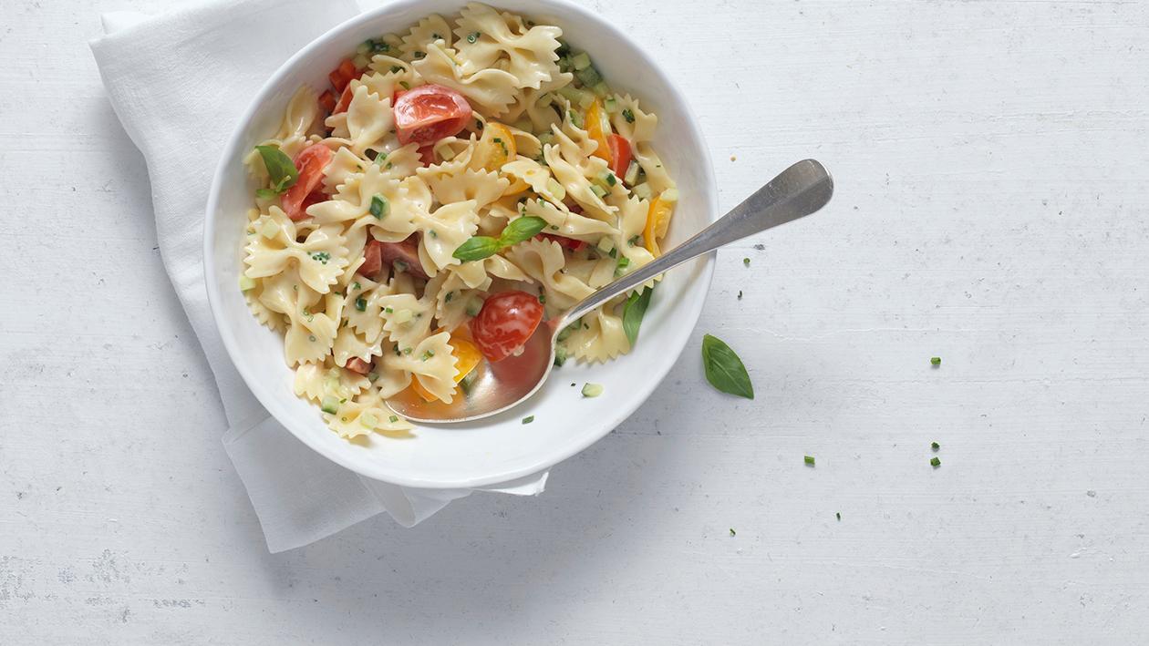 Mediterraner Nudelsalat mit feinem Gemüse Mediterraner Nudelsalat mit feinem Gemüse