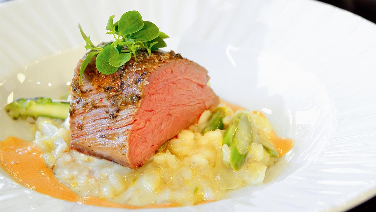 Mediterranes Kalbsfilet auf Spargel-Orangen-Risotto und Tomaten-Hollandaise-Schaum Mediterranes Kalbsfilet auf Spargel-Orangen-Risotto und Tomaten-Hollandaise-Schaum