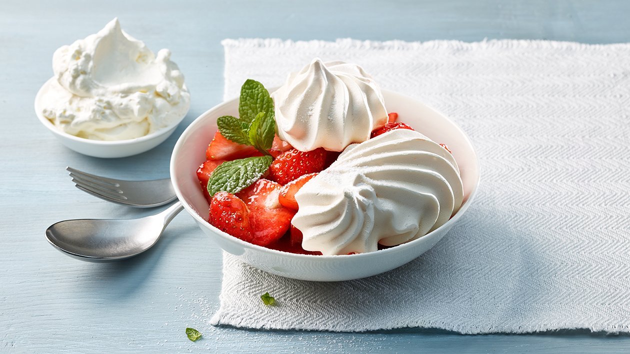 Merengues mit marinierten Erdbeeren und parfümiertem Vanilleschaum Merengues mit marinierten Erdbeeren und parfümiertem Vanilleschaum