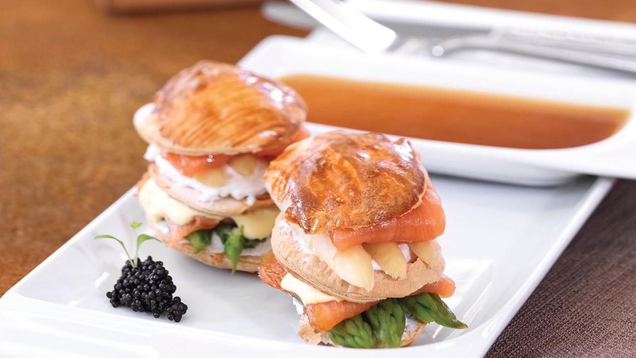 Mille-feuille vom Spargel mit Ziegenkäse und Räucherlachs Mille-feuille vom Spargel mit Ziegenkäse und Räucherlachs