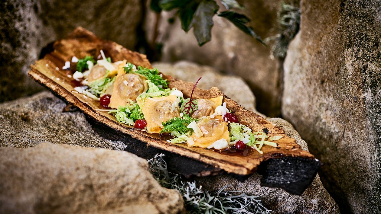 Mit Wildragout gefüllte Ravioli auf Kohlgemüse Mit Wildragout gefüllte Ravioli auf Kohlgemüse