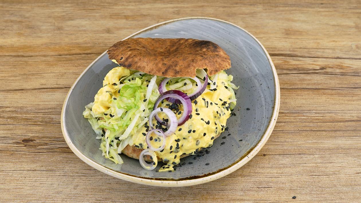 Naan Brot mit gebratener Hähnchenbrust, Ananas und schwarzen Linsen Naan Brot mit gebratener Hähnchenbrust, Ananas und schwarzen Linsen