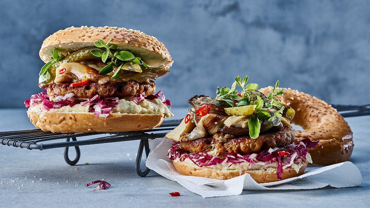 NoBeef BBQ Burger mit gebratene Austernpilze, Pastinakencreme und Brioche Bun NoBeef BBQ Burger mit gebratene Austernpilze, Pastinakencreme und Brioche Bun