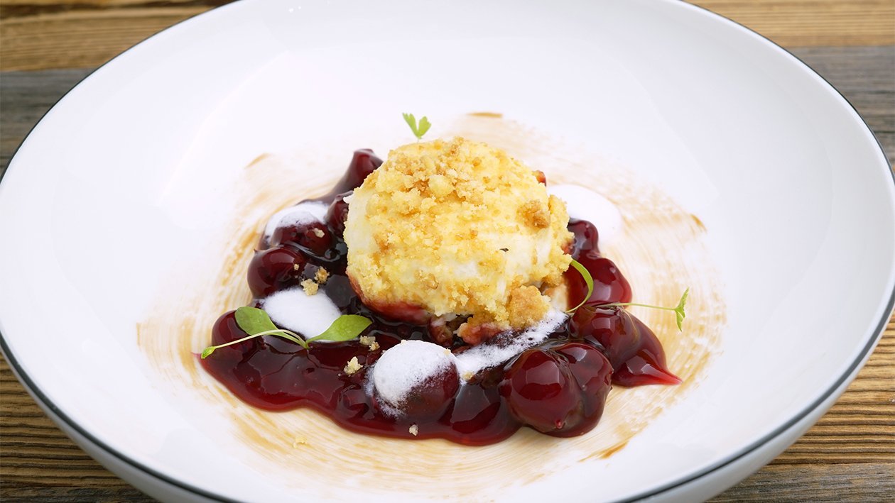 Nougat Topfenknödel mit Beerengrütze und Kokosschaum Nougat Topfenknödel mit Beerengrütze und Kokosschaum